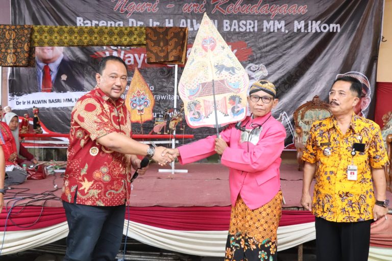MEDIA TRADISIONAL: Alwin Dukung Pelestarian Wayang Klithik