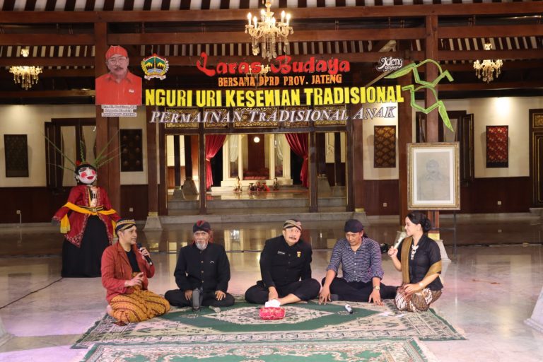 MEDIA TRADISIONAL: Dolanan Anak, Media Permainan Ajarkan Budi Pekerti