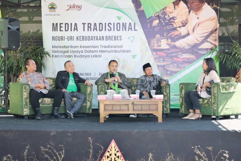 MEDIA TRADISIONAL: Cintai Budaya Lokal, Nikmati Tarian Tumandang Asli Brebes