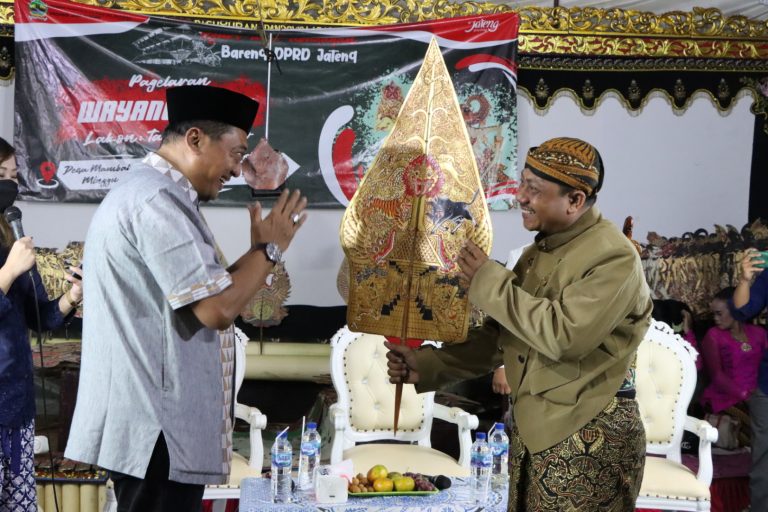 MEDIA TRADISIONAL: Terus Lestarikan Wayang Kulit di Bumi Kartini