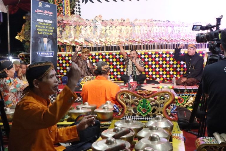 MEDIA TRADISIONAL: Majukan Ekonomi, Jangan Tinggalkan Budaya