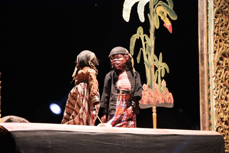 MEDIA TRADISIONAL: Ayo, Lestarikan Wayang Santri Bumijawa Tegal