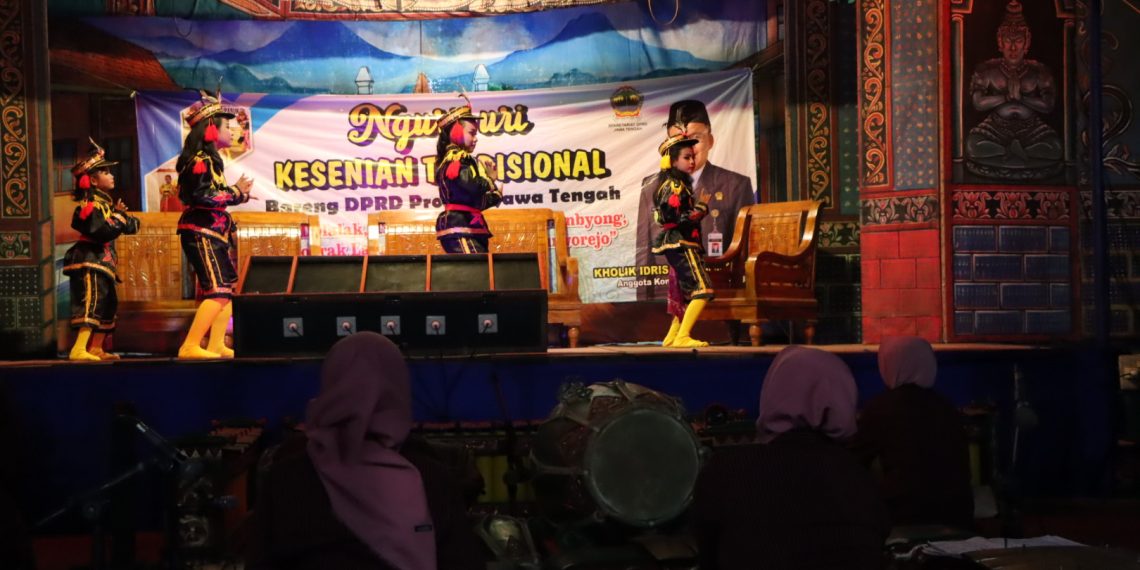 MEDIA TRADISIONAL: Masyarakat Purworejo Masih Gemari Tari Dolalak