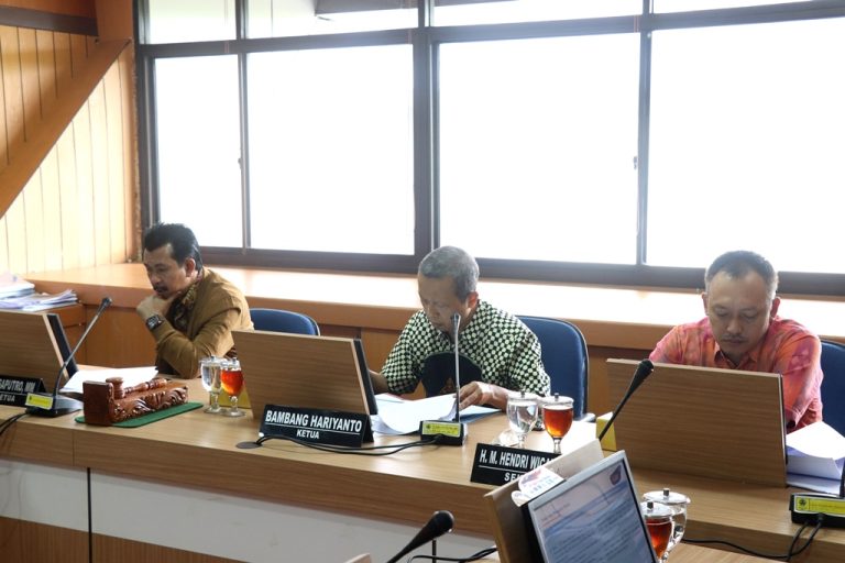 Komisi C Finalisasi Raperda Perubahan Bentuk Hukum Bank Jateng