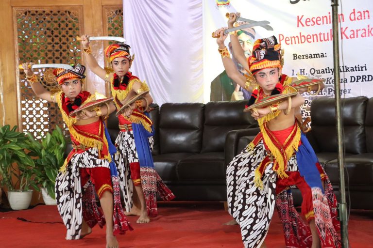 MEDIA TRADISIONAL: Bentuk Karakter Bangsa, DPRD Dukung Sekolah Seni