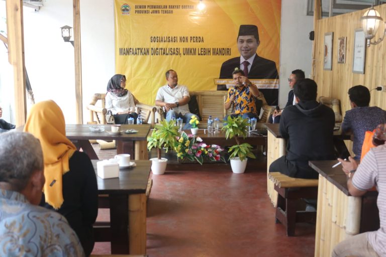 SOSIALISASI NON-PERDA: Pemanfaatan Teknologi Digital untuk Kemandirian UMKM