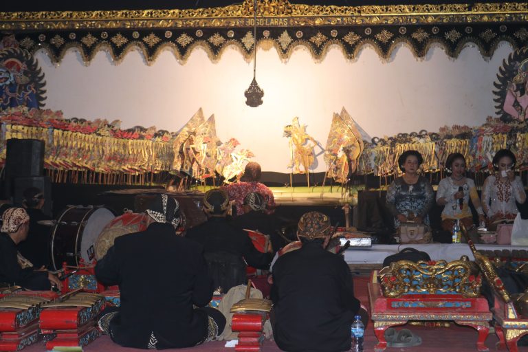 MEDIA TRADISIONAL: Wayang Kulit Perlu Terus Dijaga & Dilestarikan 