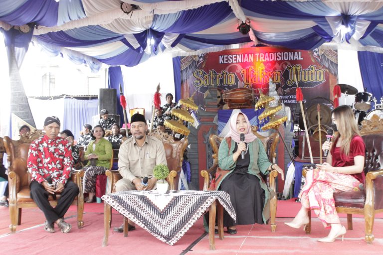 MEDIA TRADISIONAL: Dua Tarian Topeng Ireng dan Grasak Banteng Wareng Andalan Sawangan