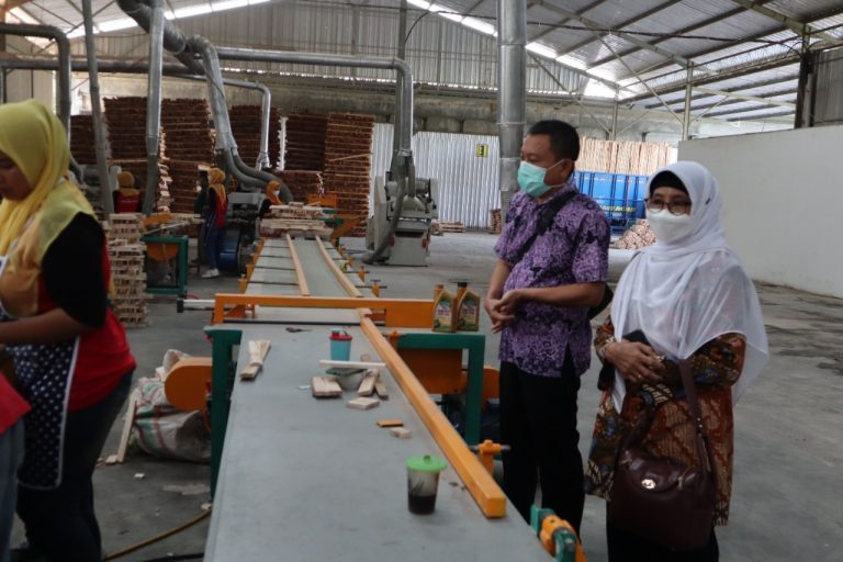 Komisi B Kunjungi Pabrik Kayu di Bandongan