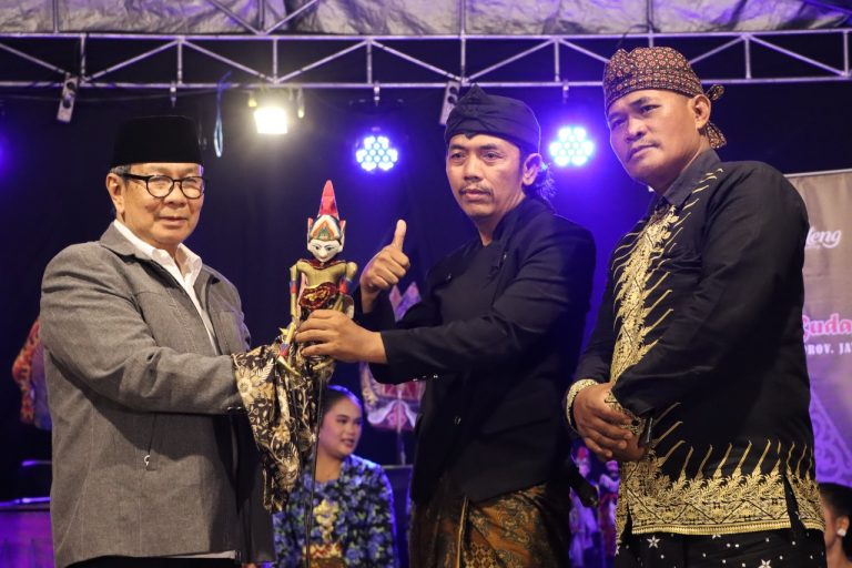 MEDIA TRADISIONAL: Wayang Golek Tetap Laris Diminati Masyarakat