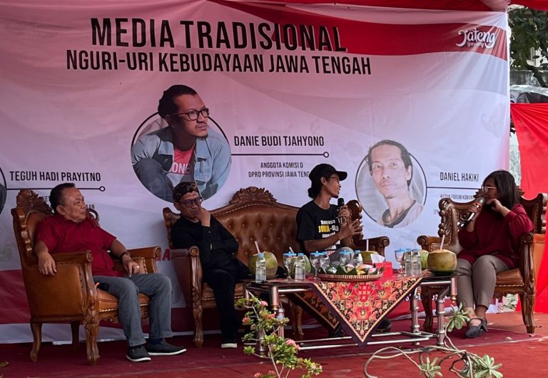 MEDIA TRADISIONAL: Inovasi Jangan Rusak Kekhasan Seni