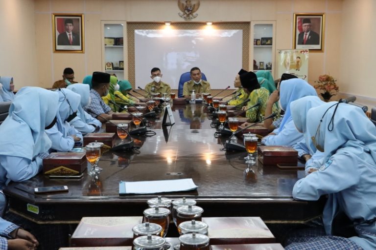 Siswa SMK Maarif NU Tirto Kunjungi Gedung Berlian DPRD