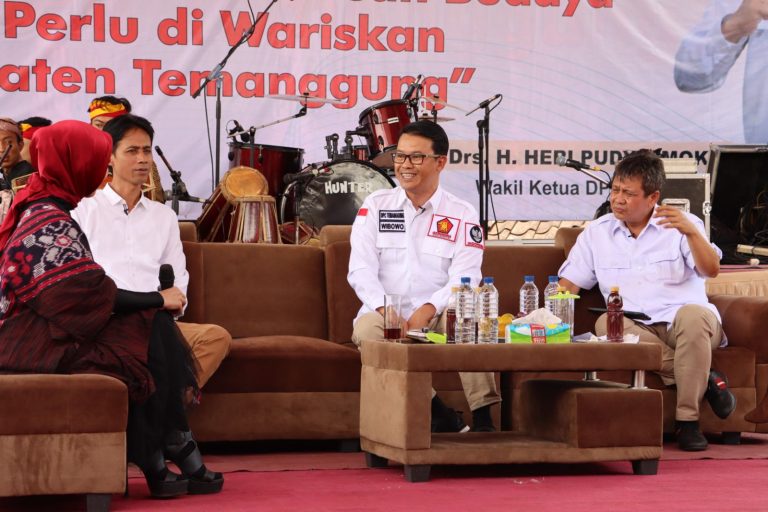 MEDIA TRADISIONAL: Melestarikan, Cara Kita Menjaga Warisan Budaya