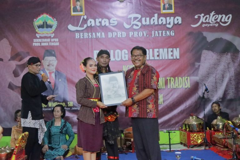 MEDIA TRADISIONAL: Terus Kembangkan Tari Sintren dan Tari Renggong Manis