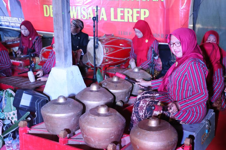 MEDIA TRADISIONAL: Masyarakat Masih Menikmati Seni Karawitan Desa Lerep 