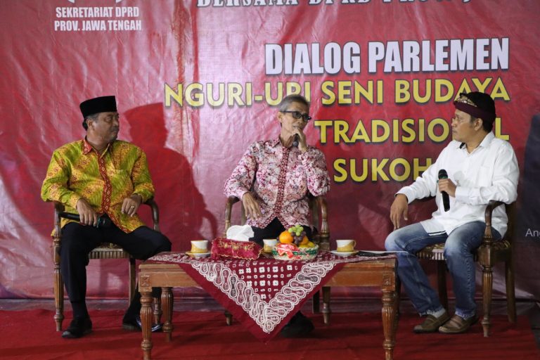 MEDIA TRADISIONAL: Kembangkan Seni Karawitan dan Geguritan