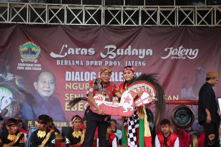 MEDIA TRADISIONAL: Hidup dan Lestarikan Kesenian Khas Purbalingga