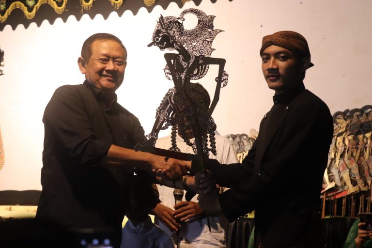 MEDIA TRADISIONAL: Abu Nafi Dorong Dalang Cilik Terus Berkarya