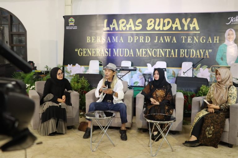 MEDIA TRADISIONAL: Mencintai dan Melestarikan Jadi Kunci Jaga Budaya