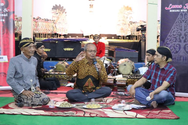 MEDIA TRADISIONAL: Pelibatan Generasi Muda dalam Nguri-uri dan Ngurip-uripi Kebudayaan