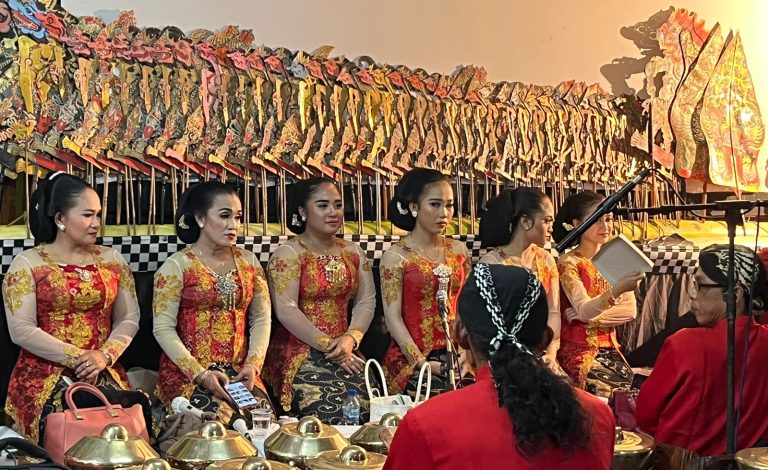 MEDIA TRADISIONAL: Warga Cilacap Masih Gandrungi Wayang Kulit