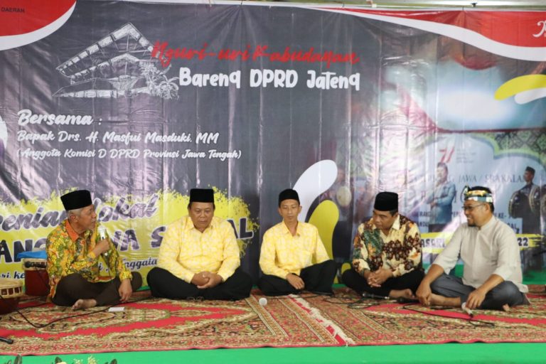 MEDIA TRADISIONAL: Berkesenian Terbang Kencer Tak Berarti Kampungan