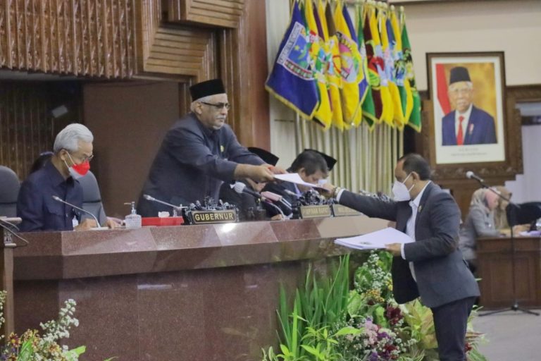 RAPAT PARIPURNA: Laporan Bapemperda, Banggar, & Persetujuan Raperda Perubahan APBD 2022