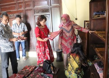 Komisi B Lihat Pengembangan Industri Batik Tulis