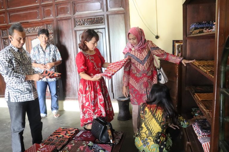 Komisi B Lihat Pengembangan Industri Batik Tulis