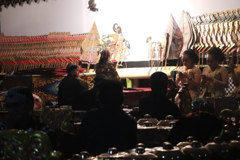MEDIA TRADISIONAL: Gelar Wayangan untuk Warga Tlogowulung Kebumen