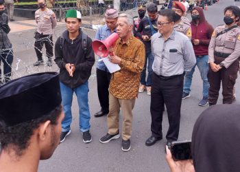 Kaum Muda Sampaikan Tuntutan ke Depan Gerbang Gedung Berlian