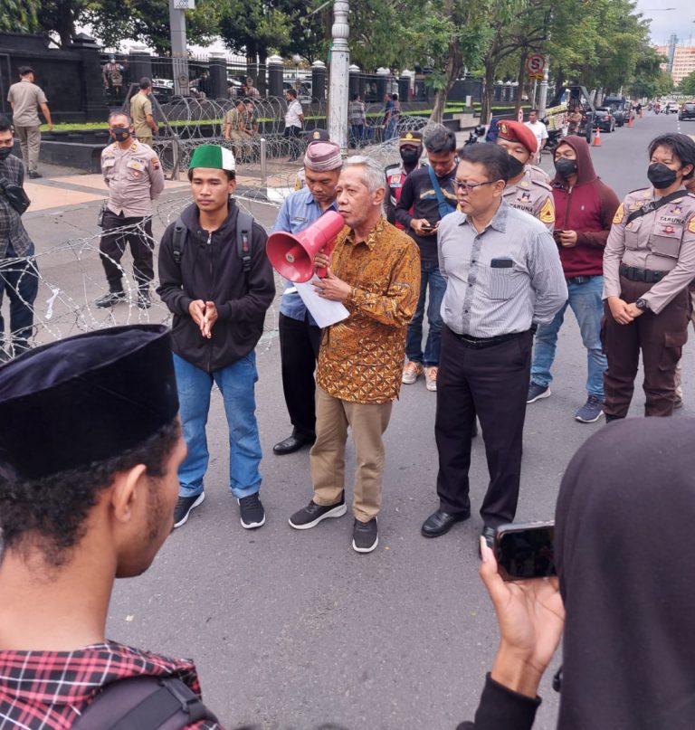Kaum Muda Sampaikan Tuntutan ke Depan Gerbang Gedung Berlian