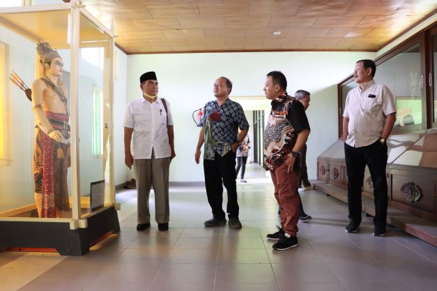 Komisi B Kunjungi Musem Wayang Kekayon