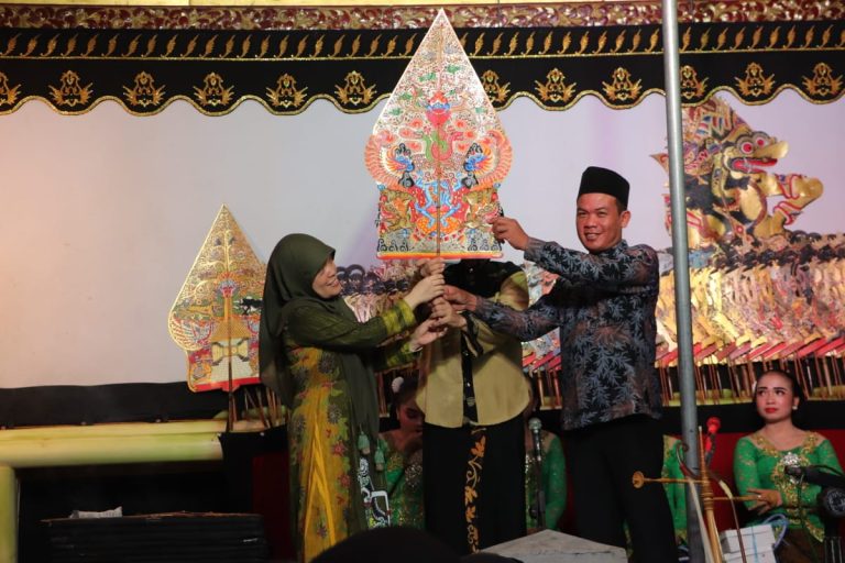 MEDIA TRADISIONAL : Wayang Kulit, Kesenian Paling Digemari di Kebumen