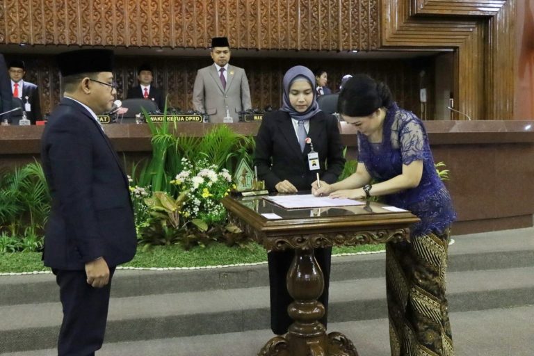 Diana Marzela Diambil Sumpah/Janji Anggota PAW DPRD