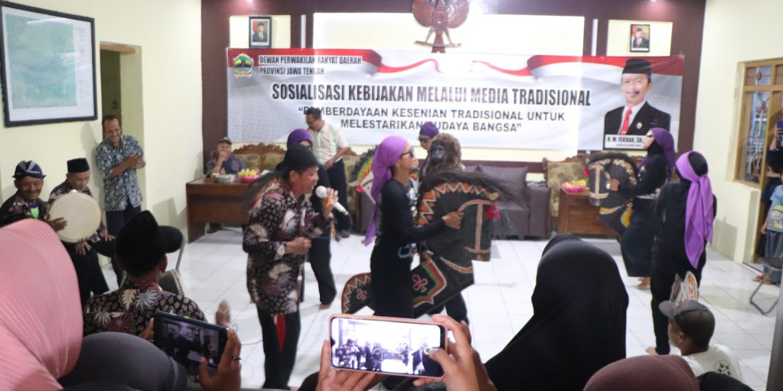 MEDIA TRADISIONAL: Pemberdayaan Kesenian Tradisional untuk Keselestarian Budaya Bangsa