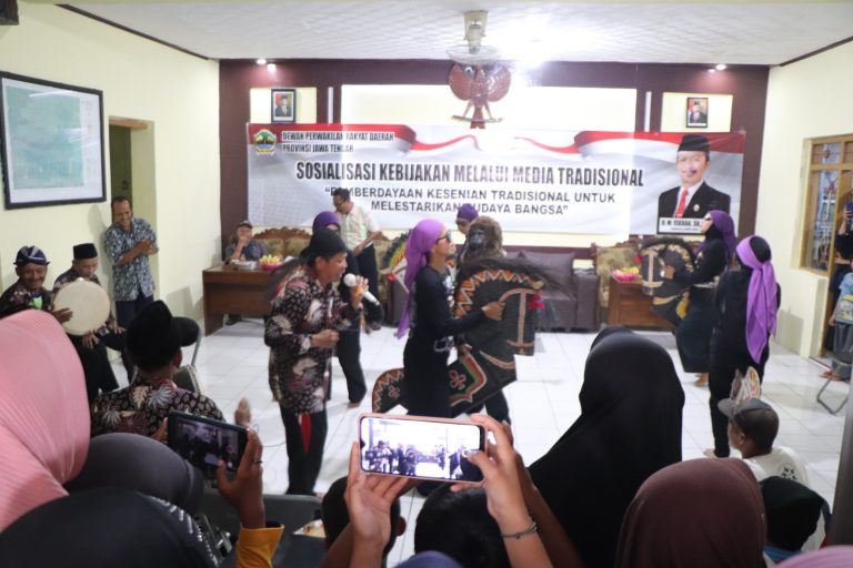 MEDIA TRADISIONAL: Pemberdayaan Kesenian Tradisional untuk Keselestarian Budaya Bangsa