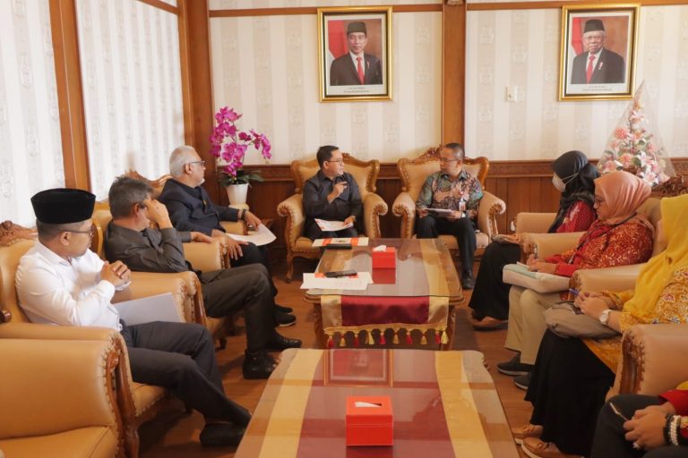 Sambangi Gedung Berlian, OJK Diskusi soal BPR BKK