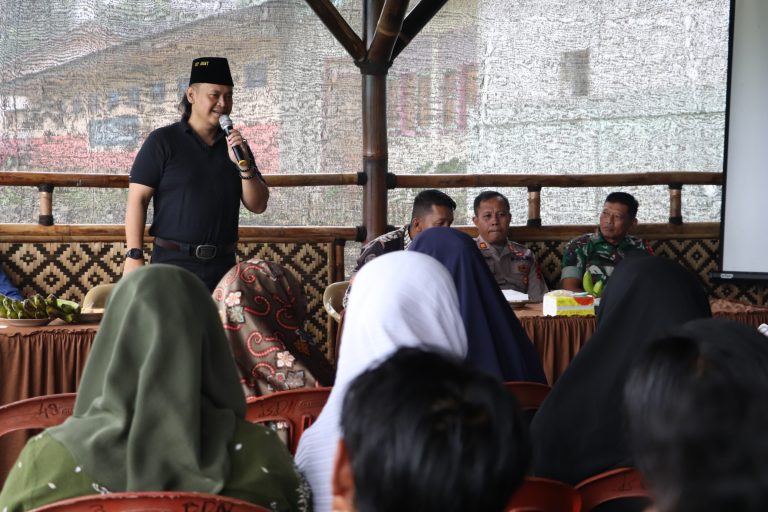 PENGUATAN DEMOKRASI DAERAH: Gotong Royong untuk Kesejahteraan Masyarakat