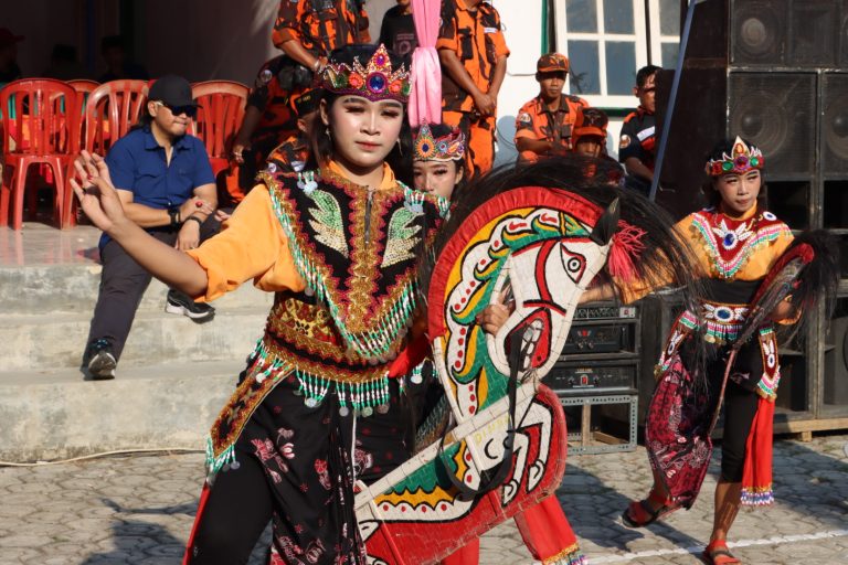 MEDIA TRADISIONAL: Bersama Lestarikan Kuda Kepang Khas Sumogede Kebumen