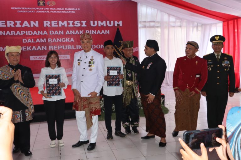 Sumanto Saksikan Pemberian Remisi di Lapas Kedungpane