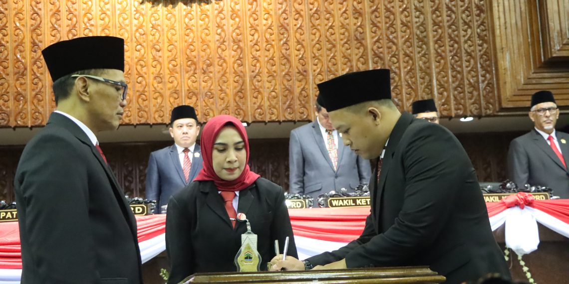 RAPAT PARIPURNA: Pengucapan Sumpah Anggota DPRD PAW