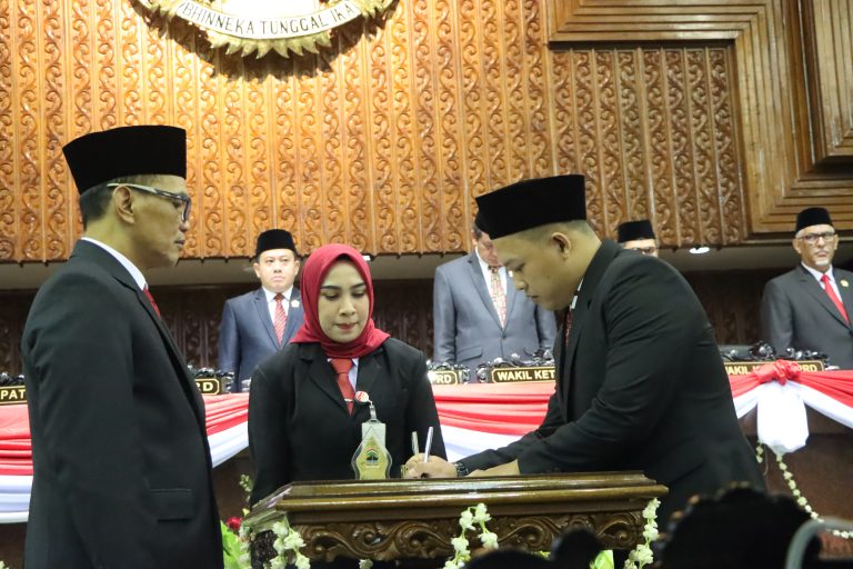 RAPAT PARIPURNA: Pengucapan Sumpah Anggota DPRD PAW