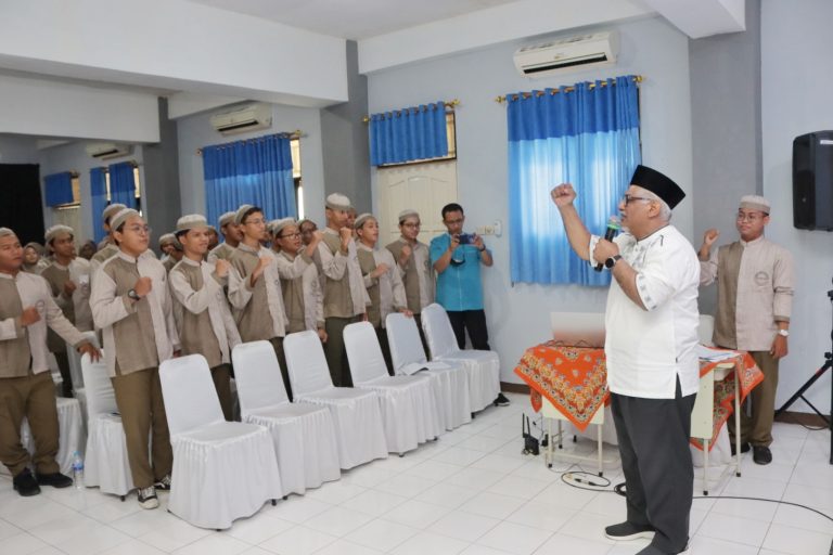 WAKIL RAKYAT MENGAJAR: Pendidikan Politik di SMA Islam Diponegoro Solo