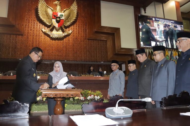 RAPAT PARIPURNA: Penandatanganan Perubahan KUA PPAS 2023