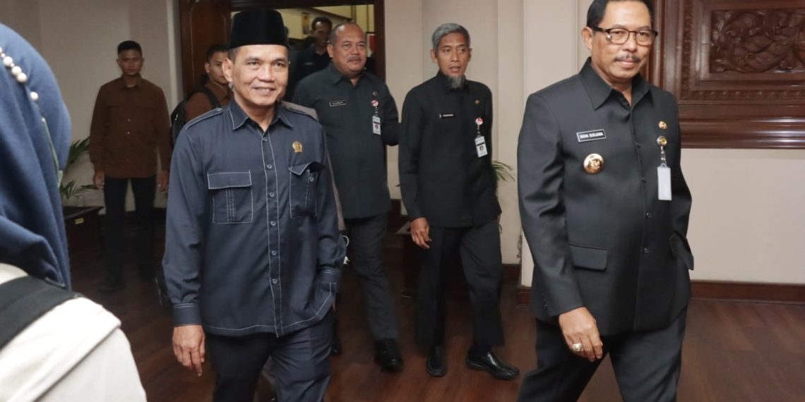 RAPAT PARIPURNA: Laporan Pengusul Raperda SPAM & Raperda Produk Hukum Daerah