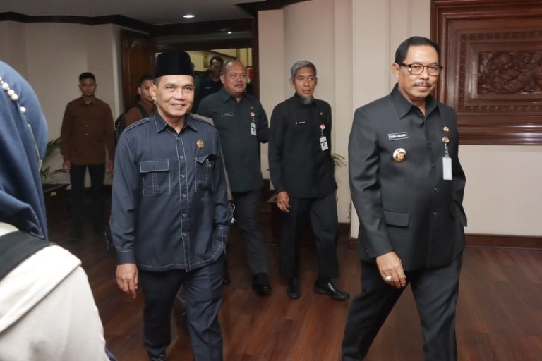 RAPAT PARIPURNA: Laporan Pengusul Raperda SPAM & Raperda Produk Hukum Daerah