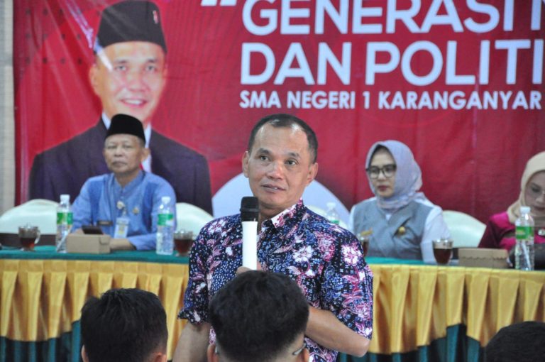 WAKIL RAKYAT MENGAJAR: Sumanto Ajak Siswa SMA Tentukan Hak Politiknya