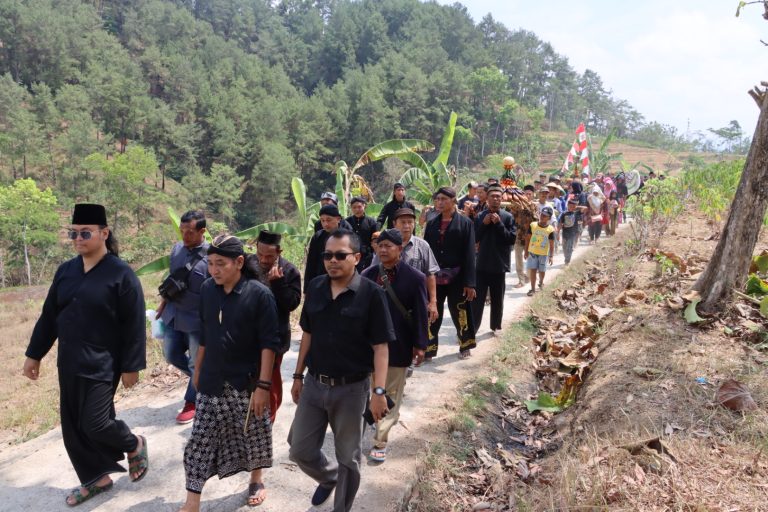 MEDIA TRADISIONAL: Gelar Kesenian di Lereng Pager Jawa Kebumen