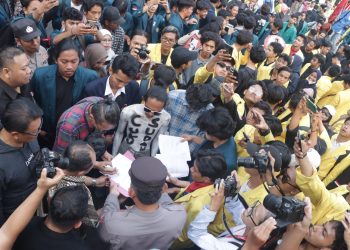 Ratusan Mahasiswa Gelar Aksi di Gerbang Gedung Berlian